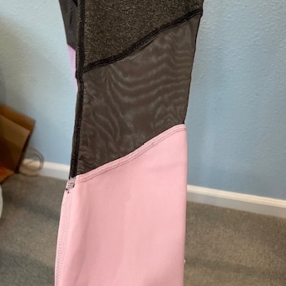 THE BAR METHOD LEGGINGS SMALL, BONUS SOCKS! - Picture 7 of 8